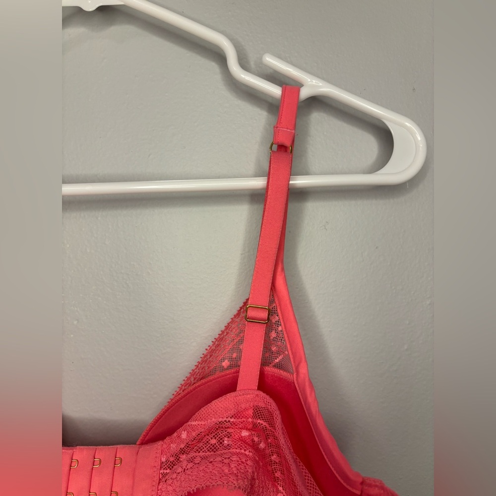 Incredible by Victoria’s Secret Plunge Bra size 38C pink lace lightly lined - Picture 4 of 8